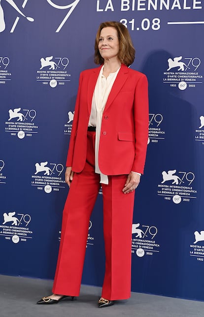 Sigourney Weaver ha presentado su nueva película, Master Gardener, con este traje de pantalón rojo de Valentino.
