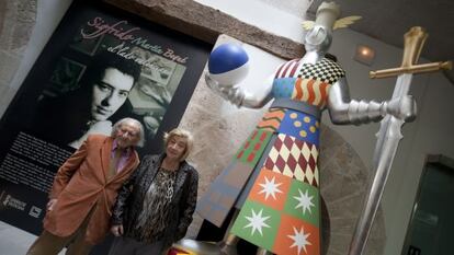 Los padres de Sigfrido Mart&iacute;n Begu&eacute;, junto a la escultura de El Cid que abre la exposici&oacute;n. 