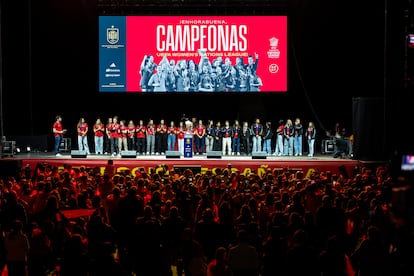 Jugadoras y cuerpo técnico de la selección española celebran el triunfo en la Liga de Naciones Femenina durante el acto celebrado este jueves en el Palacio Vistalegre en Madrid. 