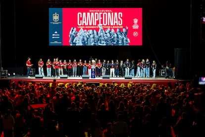 Jugadoras y cuerpo técnico de la selección española celebran el triunfo en la Liga de Naciones Femenina durante el acto celebrado este jueves en el Palacio Vistalegre en Madrid.