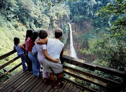 La cascada Velo de Novia, en la provincia de Heredia (Costa Rica). Iberia ofrece vuelos directos de Madrid a San José, desde 801 euros.