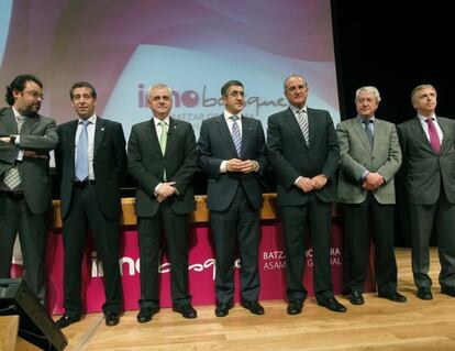 Desde la izquierda, Javier Ormazábal, Manuel Salinero, Guillermo Ulacia, Patxi López, Miguel Ángel Lujua, Carlos Zapatero y José María Iriondo, ayer en el Palacio Euskalduna.