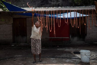 Una mujer pone a secar tripas de ternera al sol frente a su casa en Juvinani. De los casi 2.500 municipios mexicanos, unos 620 son indígenas y 420 de ellos se rigen por usos y costumbres tradicionales reconocidos por la Constitución. En Metlatónoc, de 19.000 habitantes, un 94,3% carece de servicios básicos en sus viviendas, y el 58,7% tiene dificultades para alimentarse, según el Instituto Nacional de Estadística (INEGI).