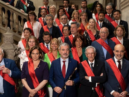 Los 41 concejales del Ayuntamiento de Barcelona, el día de la investidura del alcalde Jaume, Collboni (primera fila, en el centro), el 17 de junio.