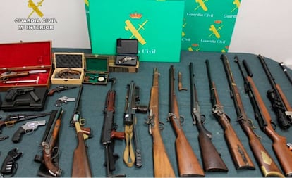 Parte del arsenal que poseía el detenido en Miranda de Ebro.