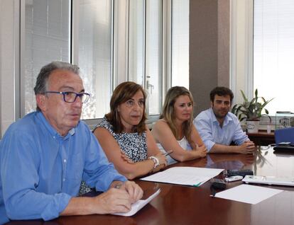 (De izquierda a derecha) Miguel Alcalde, del PSPV; la alcaldesa de Benicàssim, Susana Marqués, del PP; y Cristina Fernández, de Ciudadanos.