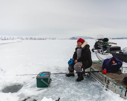 Toku Oshima pescando en el agua a unos kilómetros de Qaanaaq. Oshima es la única mujer cazadora del pueblo.