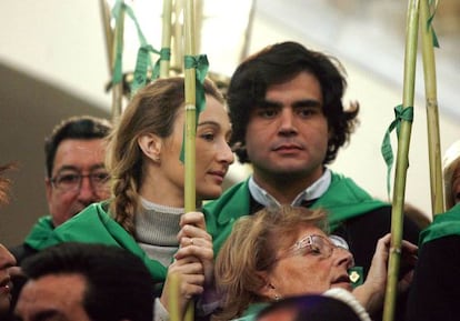 Andrea Fabra, junto a su esposo, Juan José Güemes, durante una romería en Castellón.