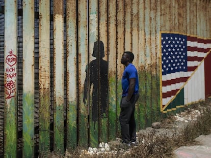 Un hombre, en el muro que separa México de Estados Unidos, en Tijuana.