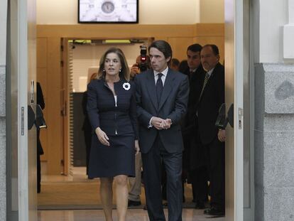 Ana Botella con su esposo, el expresidente del Gobierno José María Aznar, ayer en el Ayuntamiento de Madrid.