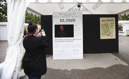 Un visitante es fotografiado ayer en la caseta de EL PAÍS en la feria del libro. 
