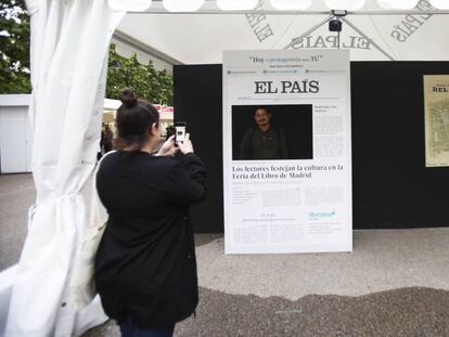 Un visitante es fotografiado ayer en la caseta de EL PAÍS en la feria del libro. 