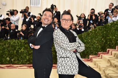 Jimmy Fallon y Stephen Colbert, una de las parejas más sorprendentes y divertidas de la noche.