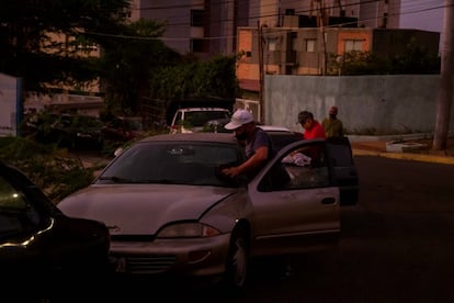 Conductores esperan en una larga fila para abastecerse de combustible en Maracaibo (Venezuela), el pasado domingo. El Gobierno de Nicolás Maduro culpa a las sanciones de Estados Unidos de la falta de gasolina en el país.