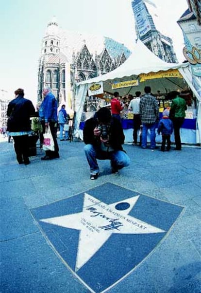 La estrella de Mozart cierra la Milla Musical de Viena, frente a la catedral de San Esteban, donde se casó el compositor.