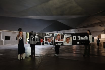 Tres personas sujetan una pancarta este martes en el CaixaForum de Madrid. 