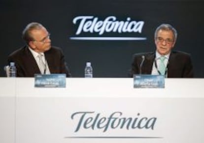 El presidente de Telefónica, César Alierta (d), durante la junta de accionistas del grupo. A su lado, el vicepresidente, Isidre Fainé. EFE/Archivo