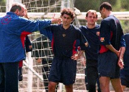 Rexach, durante el entrenamiento de ayer, se dirige a Rivaldo en presencia de Dani, Arnau y De la Peña.