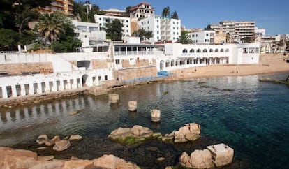 La playa de Can Rius tiene el acceso cortado por unos apartamentos.