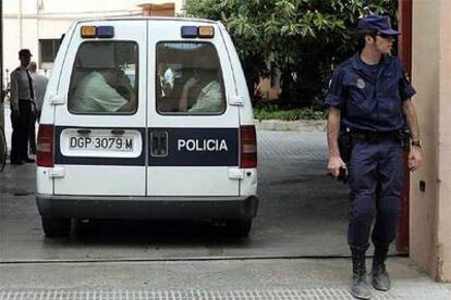 Trabajadores detenidos en el furgón policial en la operación.