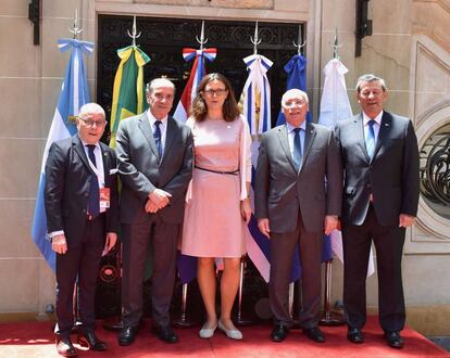 Los cancilleres Jorge Faurie (Argentina);Aloysio Nunes (Brasil); Eladio Loizaga (Paraguay); y Rodolfo Nin Novoa (Uruguay) secundan a la comsiaria europea de Comercio, Cecilia Malmström tras una reunión en Buenos Aires, el domingo.