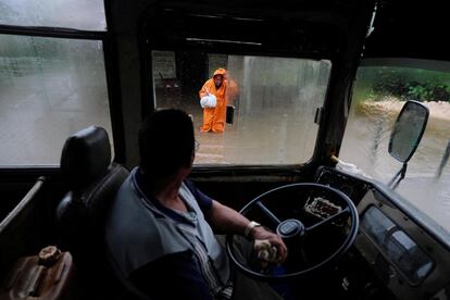 Joel García conduce un autobús escolar para evacuar a una mujer de su casa mientras la tormenta 'Idalia' toca tierra en  Guanimar, Cuba.