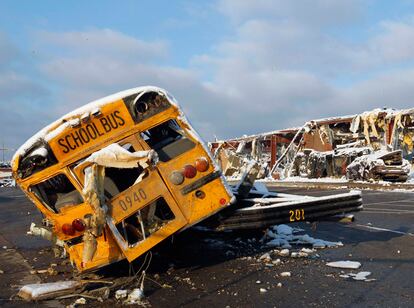 La nieve cubre un autobús escolar en Henryville, Indiana, dañado tras el paso de un tornado.