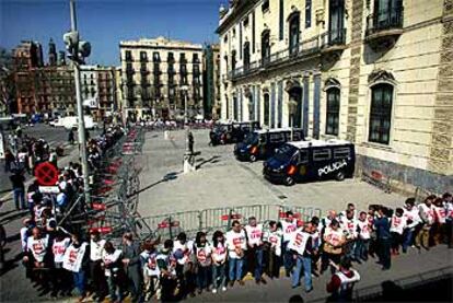 Cadena humana formada por sindicalistas alrededor del edificio de la Delegación del Gobierno en Cataluña.