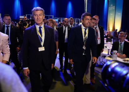 El 'president' de la Generalitat y líder del PPCV, Carlos Mazón, y el presidente del PP, Alberto Núñez Feijóo, en la segunda jornada del congreso del PPE, este miércoles en Valencia.