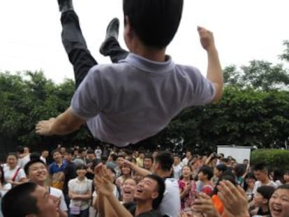 Estudiantes de instituto lanzan al aire a su profesor despu&eacute;s de los ex&aacute;menes de acceso a la universidad celebrados en China este fin de semana. 