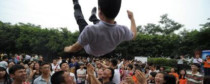 Estudiantes de instituto lanzan al aire a su profesor después de los exámenes de acceso a la universidad celebrados en China este fin de semana.