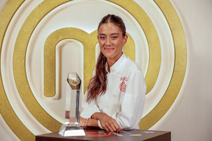 María Lo, la concursante que más ha exhibido su alto nivel a lo largo de todo el concurso, posa para la prensa tras ganar la décima edición de 'MasterChef'.