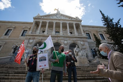 Concentración de trabajadores de la Biblioteca Nacional frente a su fachada en el Paseo de Recoletos. En la imagen, representantes CCOO, UGT y CSIF son reprendidos por intentar retratarse en las escaleras de la institución.