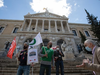 Concentración de trabajadores de la Biblioteca Nacional frente a su fachada en el Paseo de Recoletos. En la imagen, representantes CCOO, UGT y CSIF son reprendidos por intentar retratarse en las escaleras de la institución.