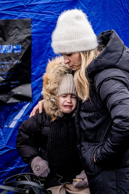 Un niño llora mientras es abrazado por su madre tras cruzar la frontera con Rumanía, en Siret, este miércoles. La cadena de radiotelevisión pública británica BBC ha anunciado que reanudará sus transmisiones de radio en onda corta en Rusia y Ucrania para permitir a la ciudadanía acceder a sus boletines desde la zona de guerra.