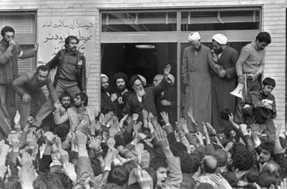 El 1 de febrero de 1979 es el día grande. El ayatolá Jomeini regresa a Irán. La acogida que le dispensan sus compatriotas es espectacular. La multitud que se ha dado cita para recibirle impide que su vehículo avance por las calles de Teherán´y tiene que ser rescatado por un helicóptero. En la imagen, el clerigo (con barba cana) saluda a sus seguidores desde el balcón de un edificio.