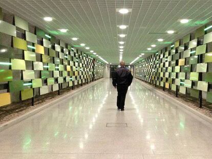 Un hombre camina por una zona de la ciudad subterránea de Helsinki en noviembre de 2017.