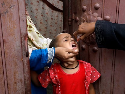 Una niña recibe gotas de la vacuna oral contra la poliomielitis, durante una campaña de inmunización en la ciudad de Karachi, en Pakistán.