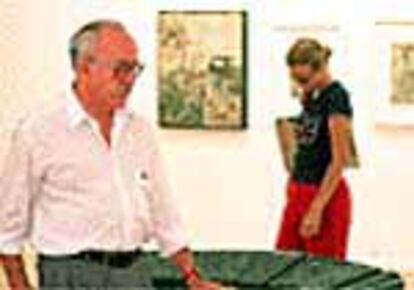 Arcadi Blasco, ayer, junto a su obra Parapeto Negro.