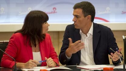 Pedro Sánchez y Micaela Navarro en la reunión de la comisión permanente.