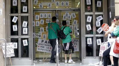 Activistas de la PAH, ante la sede ocupada de Bankia en Castell&oacute;n.