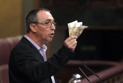 Joan Bandoví saca unos billetes de 50 euros y habla de unos recortes "injustos" y pide unos presupuestos que sirvan "para rescatar a las personas".