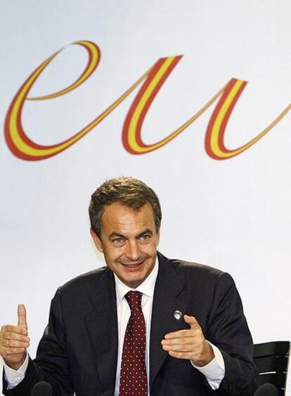 El presidente del Gobierno y detrás el logo español para la presidencia rotatoria de la Unión Europea