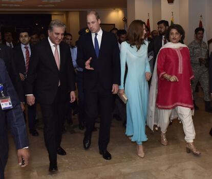 A su llegada, Guillermo y Kate fueron recibidos por el ministro de Asuntos Exteriores paquistaní, Shah Mahmood Qureshi, y su esposa. El vestido que lució Kate Middleton, el azul turquesa degradado, recordaba a los usados por la princesa Diana en su visita a ese país en 1991.