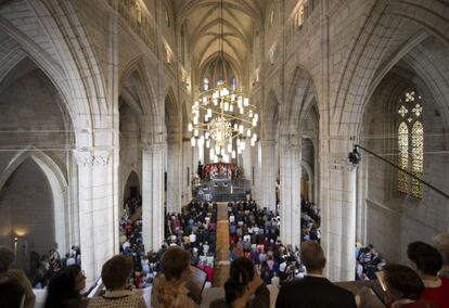 Ceremonia religiosa durante la reapertura de la catedral de San María de Vitoria.