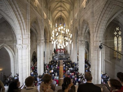 Ceremonia religiosa durante la reapertura de la catedral de San María de Vitoria.