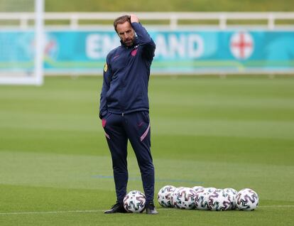 El seleccionador inglés, Gareth Southgate, en el entrenamiento de este jueves en St. George's Park, Burton upon Trent (inglaterra).