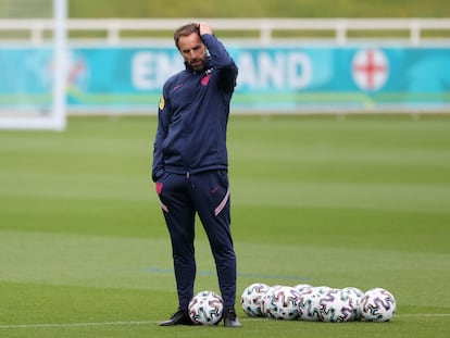 El seleccionador inglés, Gareth Southgate, en el entrenamiento de este jueves en St. George's Park, Burton upon Trent (inglaterra).