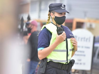 Una mujer policía en un control en provincia de Buenos Aires, Argentina.