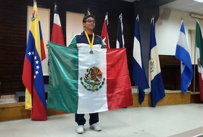 Diego Hinojosa, al ganar la medalla de oro en la Olimpiada Matem&aacute;tica.